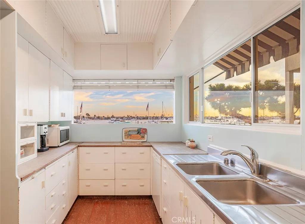 Newport Beach, CA 92662,1402 S Bay Front