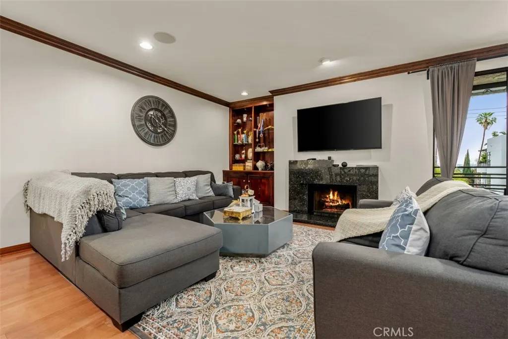 Beverly Hills, CA 90210,450 N Oakhurst Drive #304