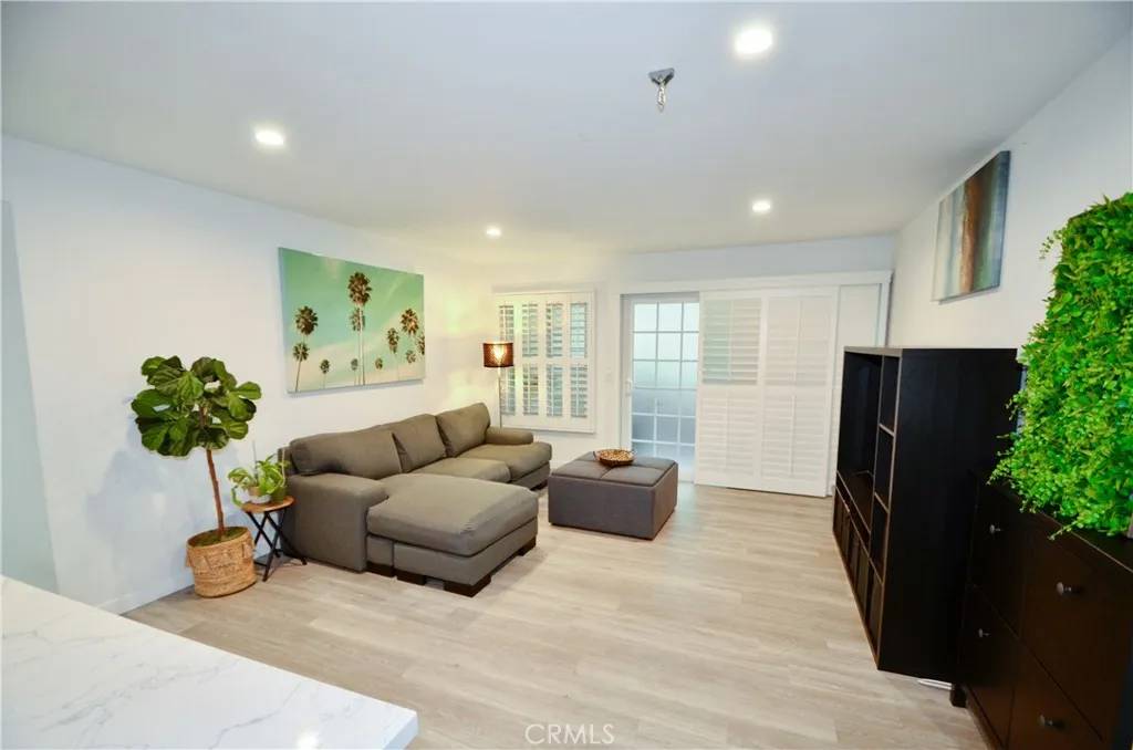 Inglewood, CA 90305,8712 Chessington Drive #255D