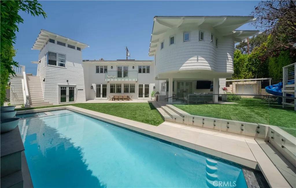 Manhattan Beach, CA 90266,2104 Flournoy Road