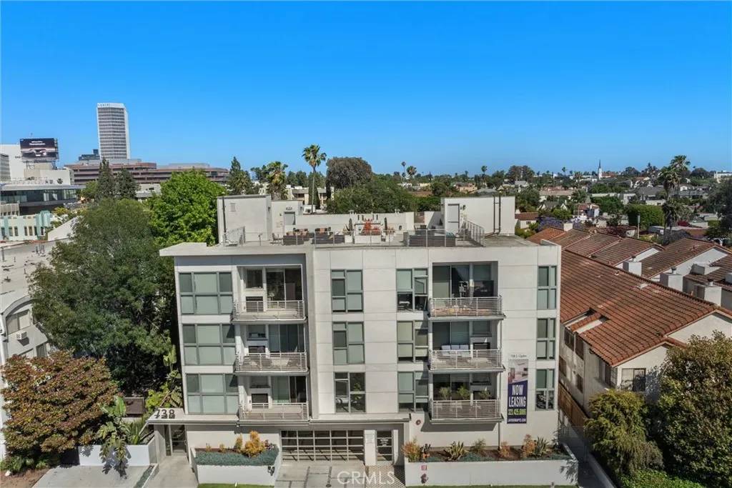 Los Angeles, CA 90036,738 S Ogden Drive