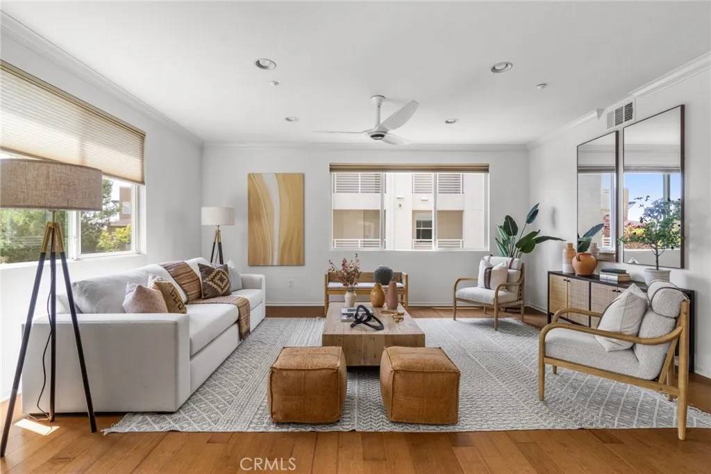 Hawthorne, CA 90250,13028 Central Avenue #202