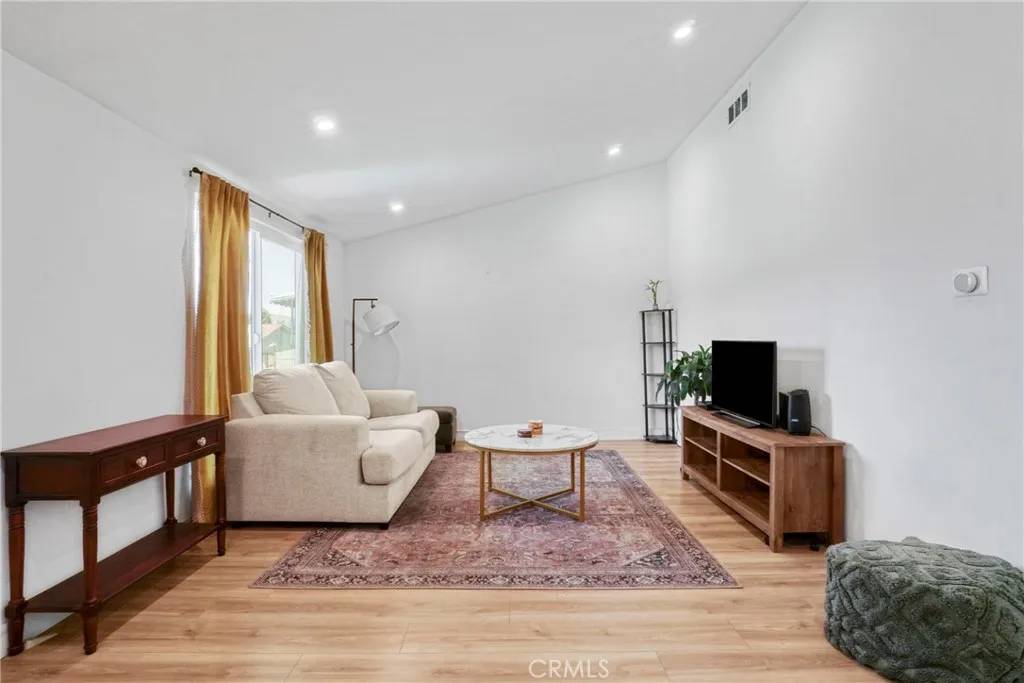 Newhall, CA 91321,19118 Avenue Of The Oaks #B