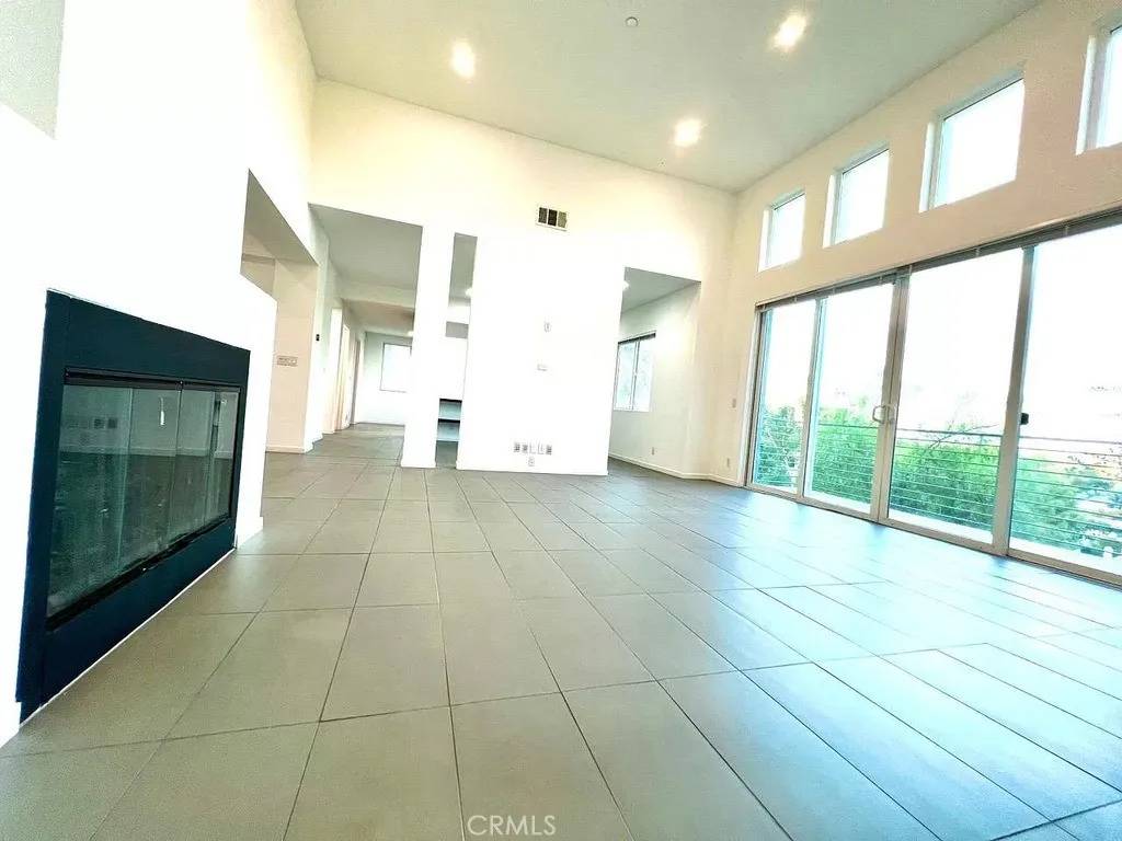 Woodland Hills, CA 91367,5698 Como Circle #33