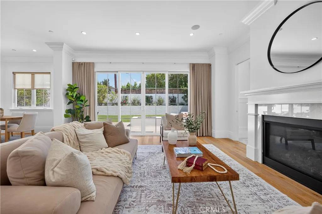 Los Angeles, CA 90045,8056 Kentwood Avenue