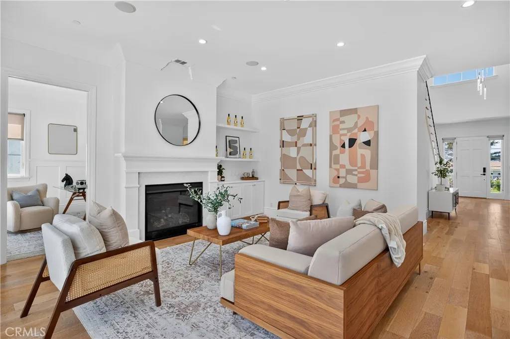 Los Angeles, CA 90045,8056 Kentwood Avenue