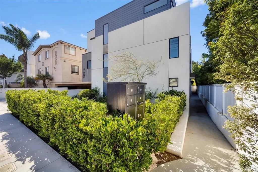 Manhattan Beach, CA 90266,615 Aviation Way