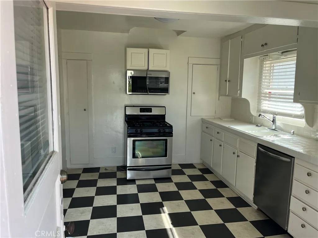 Redondo Beach, CA 90277,111 S Juanita