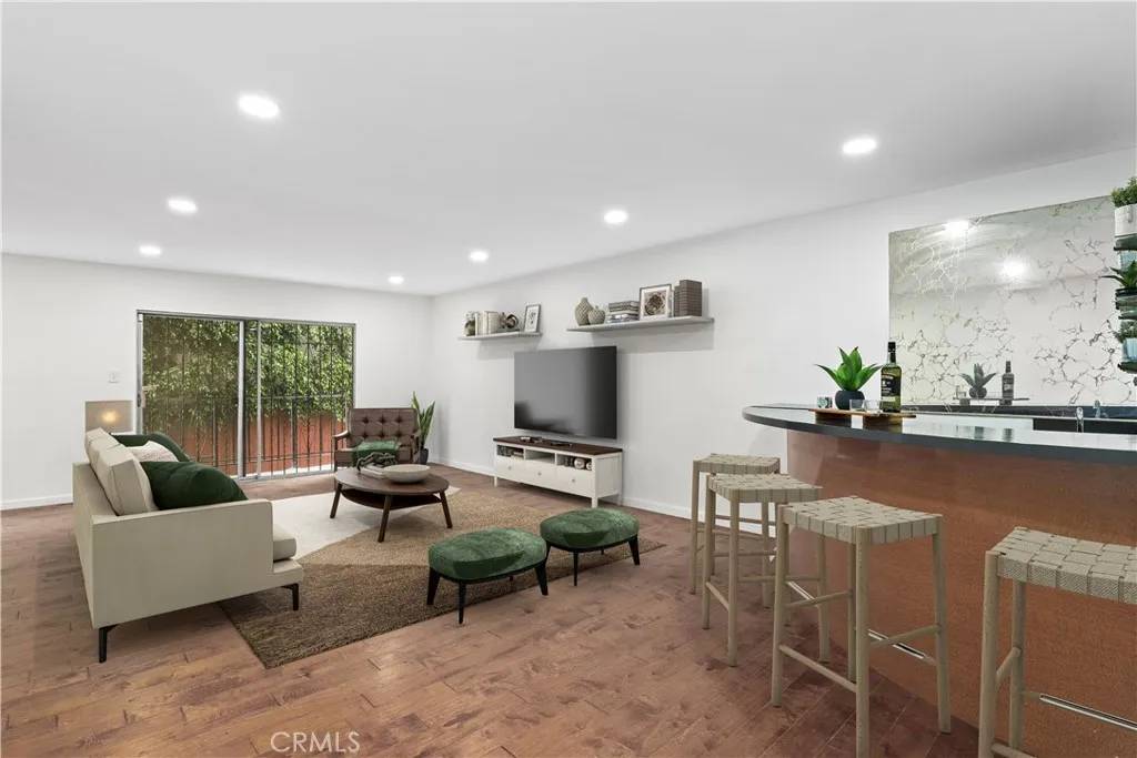 West Hollywood, CA 90069,1045 N Kings Road #105