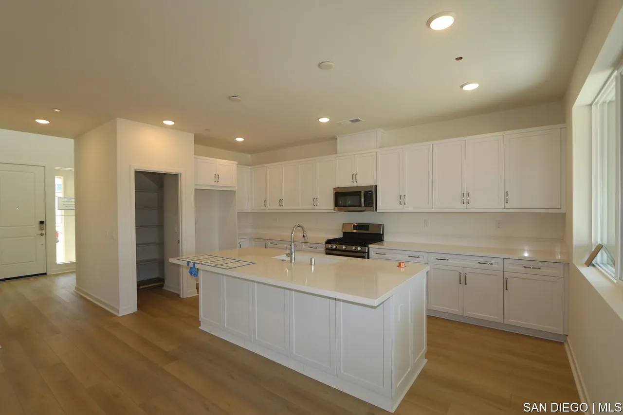 Fallbrook, CA 92028,592 Meadowood ST #405