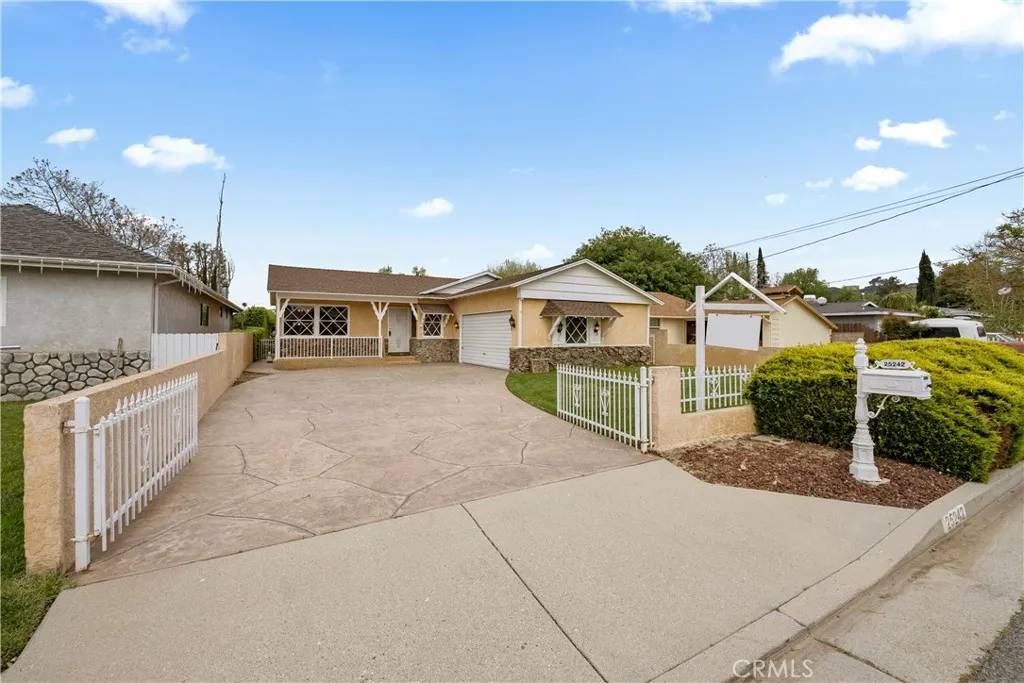 Newhall, CA 91321,25242 Vermont Drive