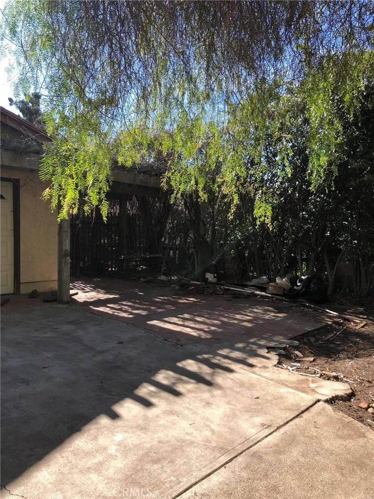 Newhall, CA 91321,23024 Oak Street