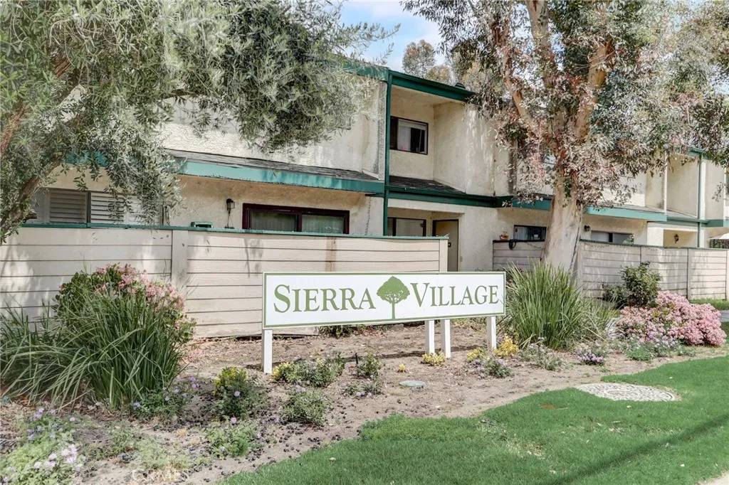 Newhall, CA 91321,23526 Newhall Avenue #6