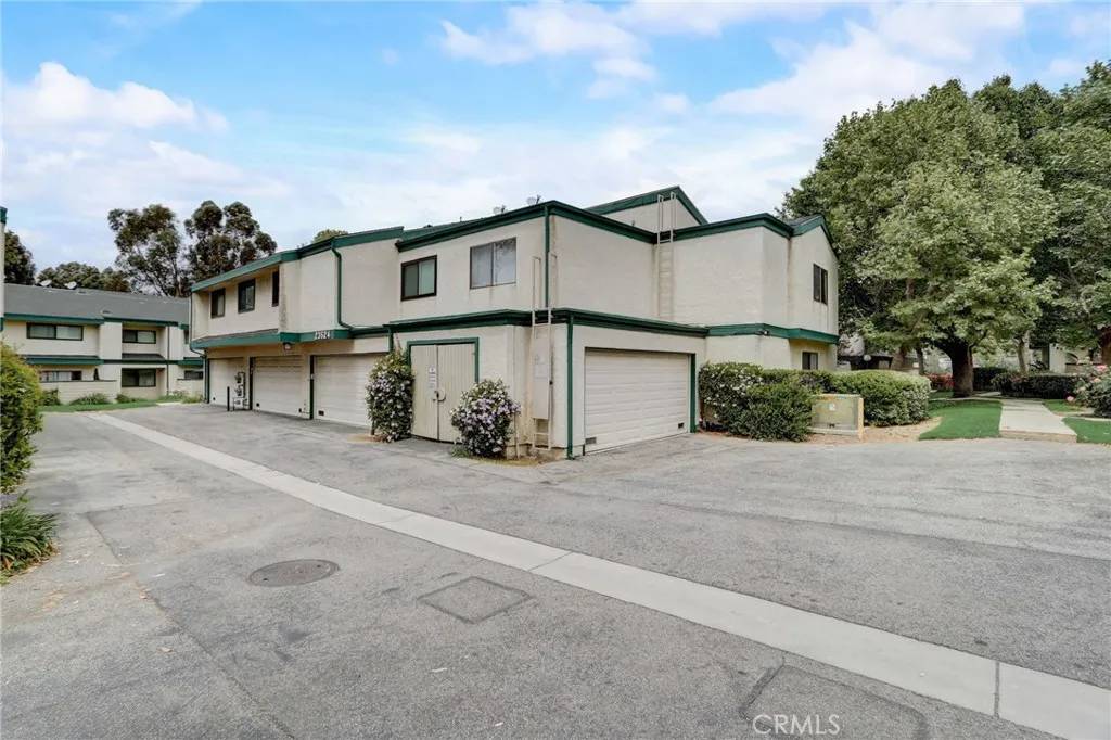 Newhall, CA 91321,23526 Newhall Avenue #6