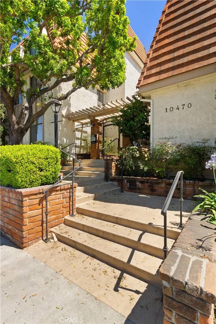 Toluca Lake, CA 91602,10470 Riverside Drive #302
