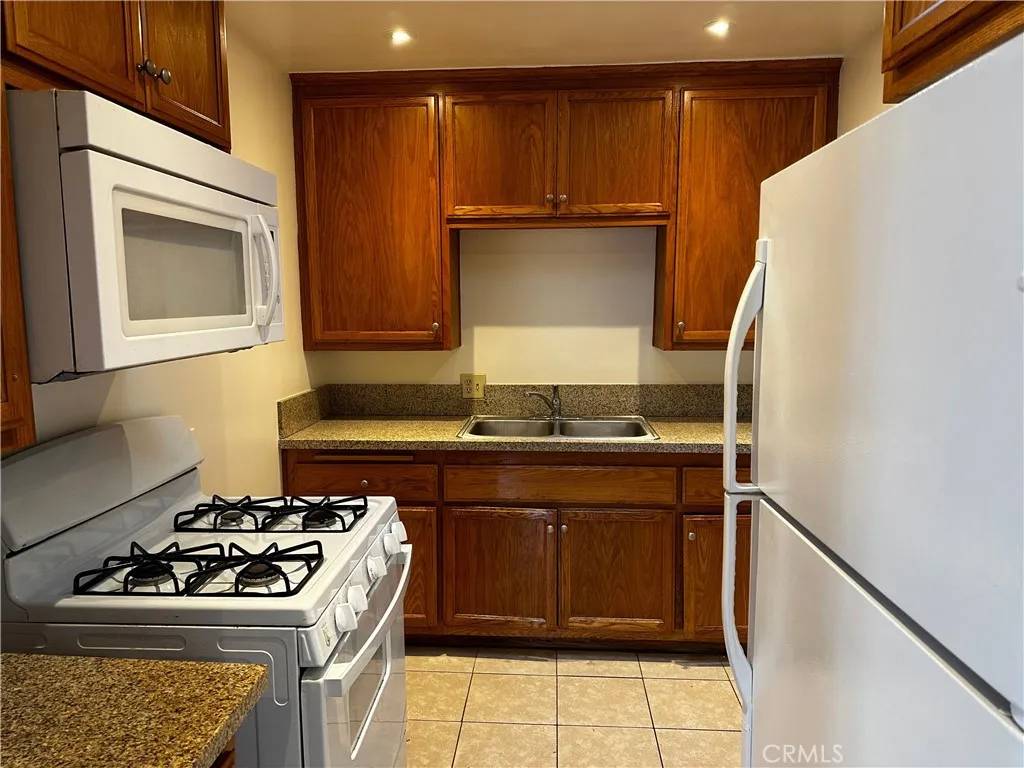 Burbank, CA 91506,924 W Clark Avenue