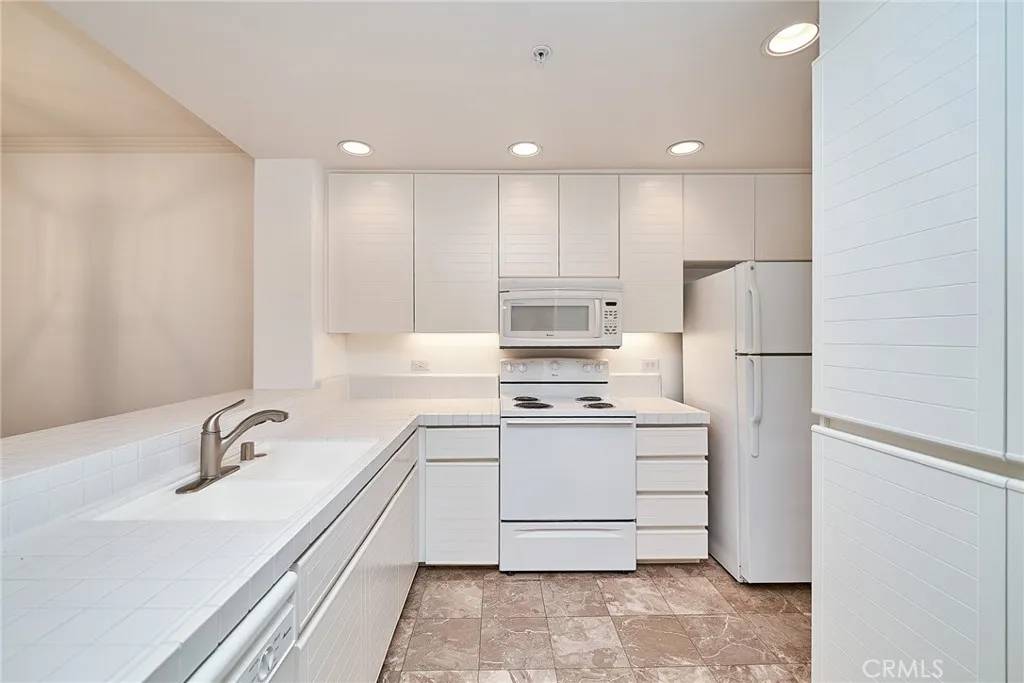 Irvine, CA 92612,2233 Martin #315