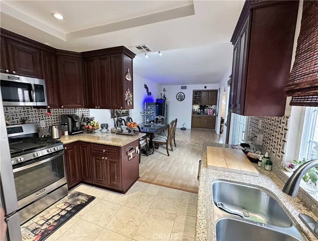 Canoga Park, CA 91304,7615 Glade Avenue #106