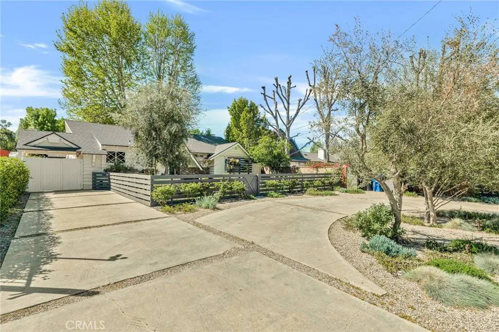 Woodland Hills, CA 91367,22934 oxnard Street