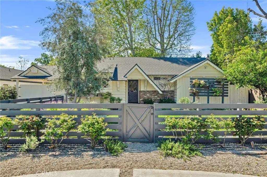 Woodland Hills, CA 91367,22934 oxnard Street