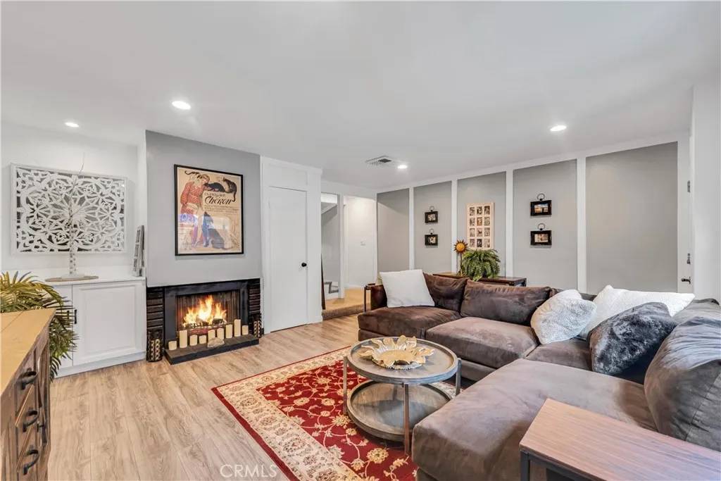 Tarzana, CA 91356,18631 Collins Street #32