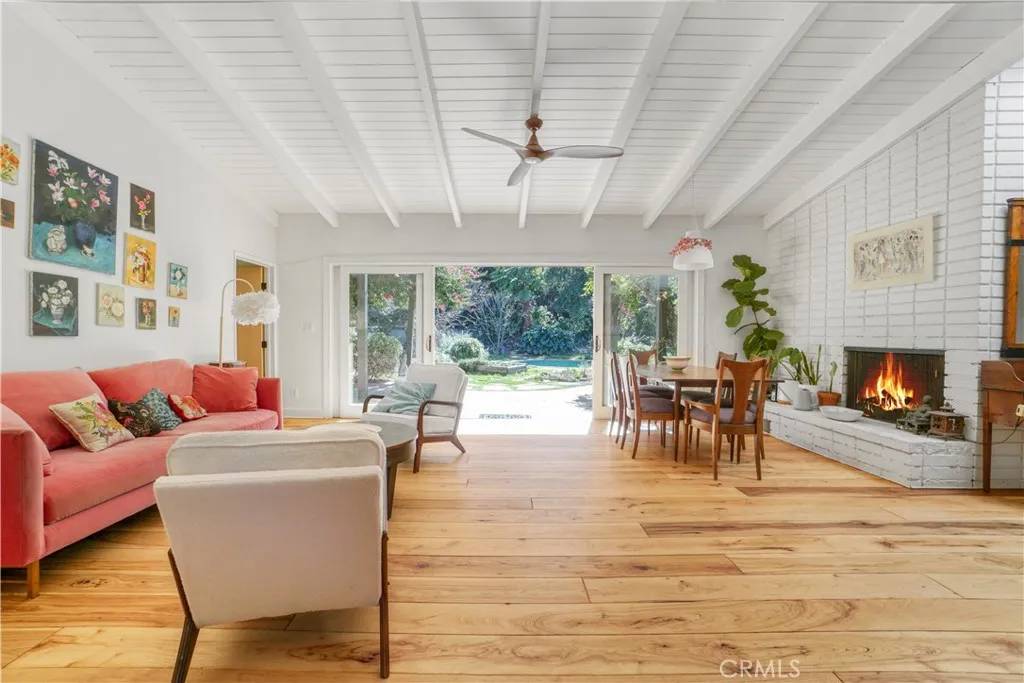 Woodland Hills, CA 91364,22954 Darien Street