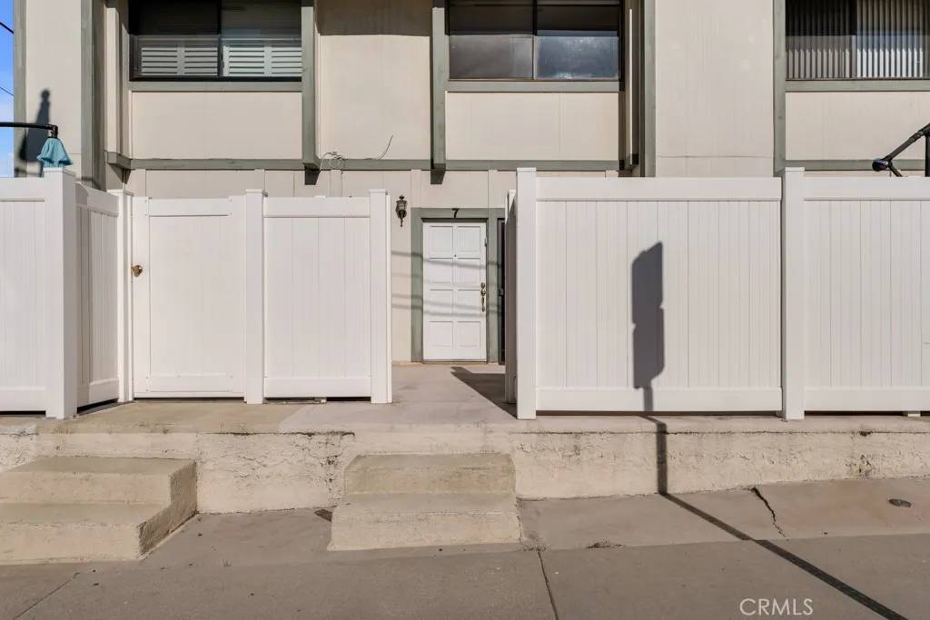Woodland Hills, CA 91364,22865 Del Valle Street #7