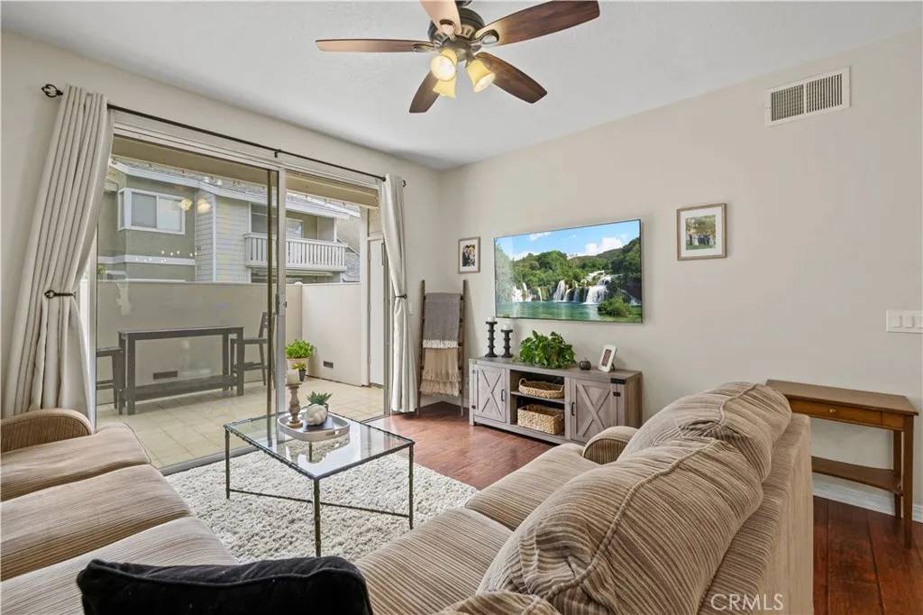 Saugus, CA 91350,27646 Susan Beth Way #B