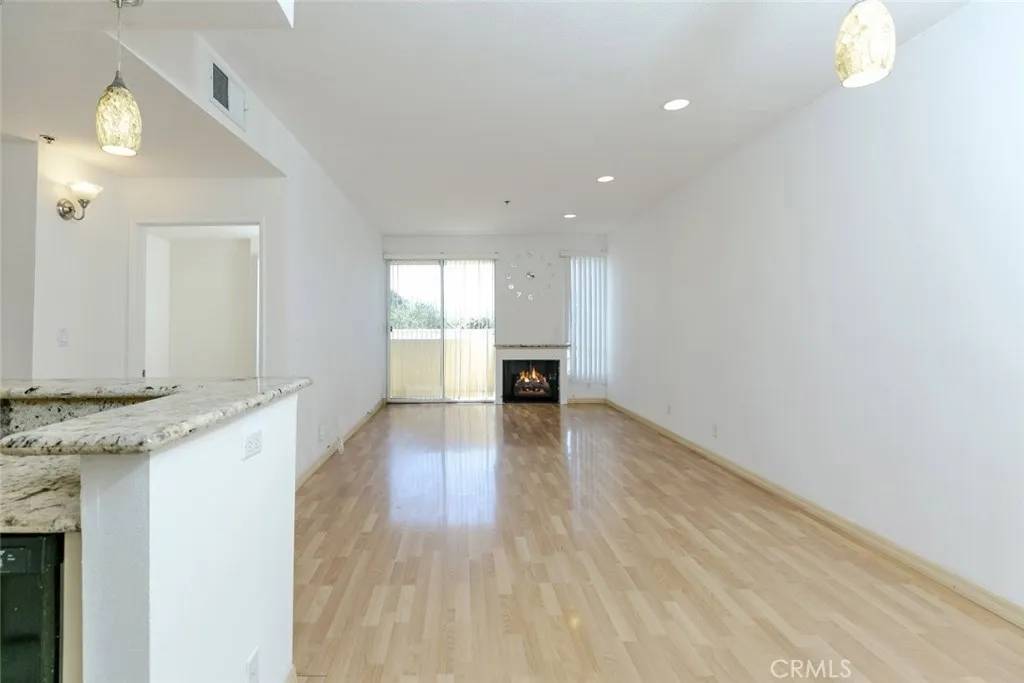 Reseda, CA 91335,19350 Sherman Way #114