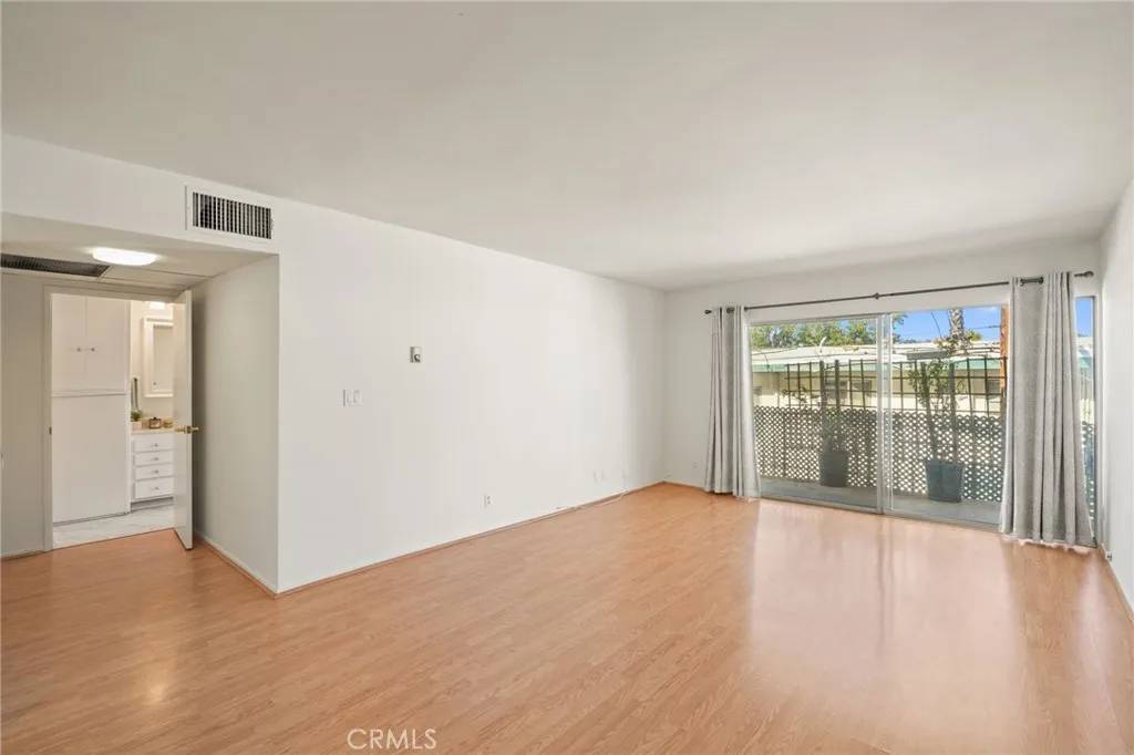 Toluca Lake, CA 91602,10240 Camarillo Street #204