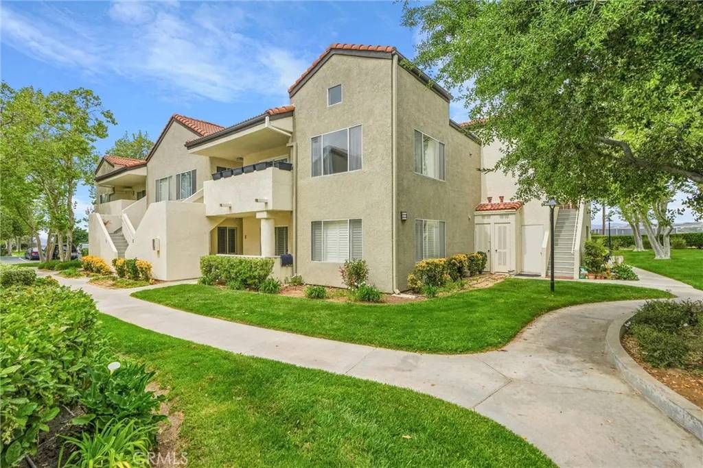 Newhall, CA 91321,21308 Eucalyptus Way #202