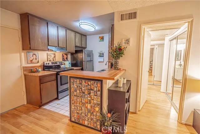 Valencia, CA 91355,23515 Lyons Avenue #116