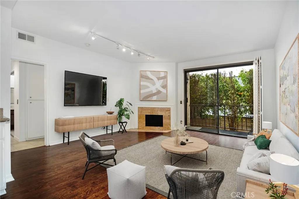 Tarzana, CA 91356,18600 Clark Street #102