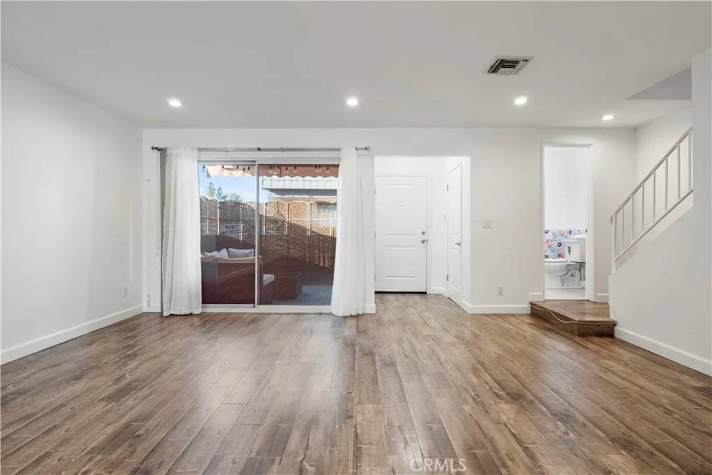 Tarzana, CA 91356,18550 Hatteras Street #111