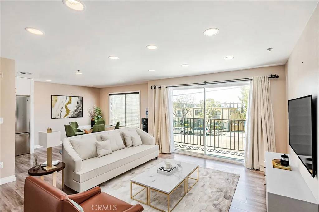 Tujunga, CA 91402,10290 Tujunga Canyon Blvd #102