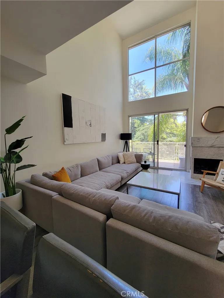 Los Angeles, CA 90068,3944 Kentucky Drive #9