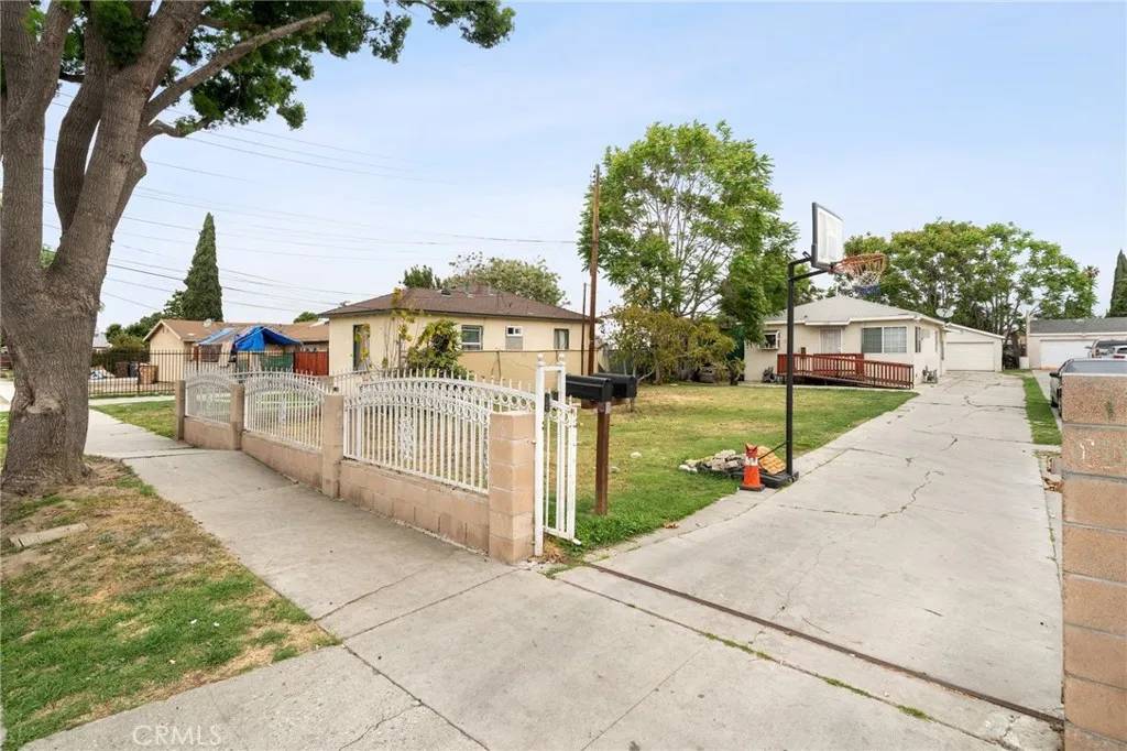 Compton, CA 90221,1009 E Peck Street