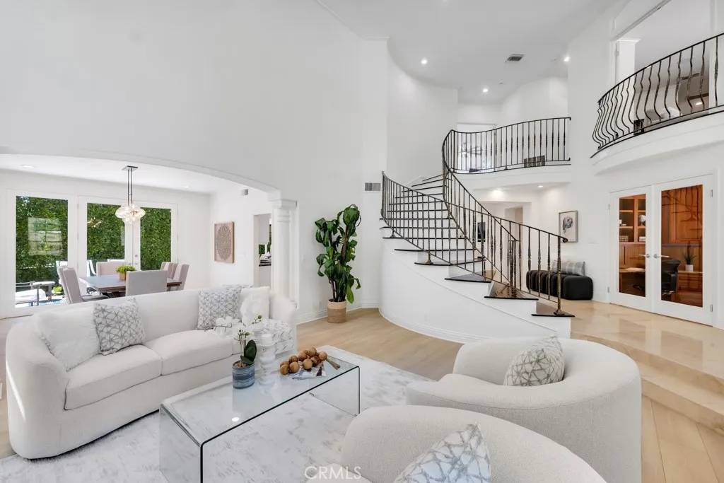 Topanga, CA 90290,21141 Brunnell Court