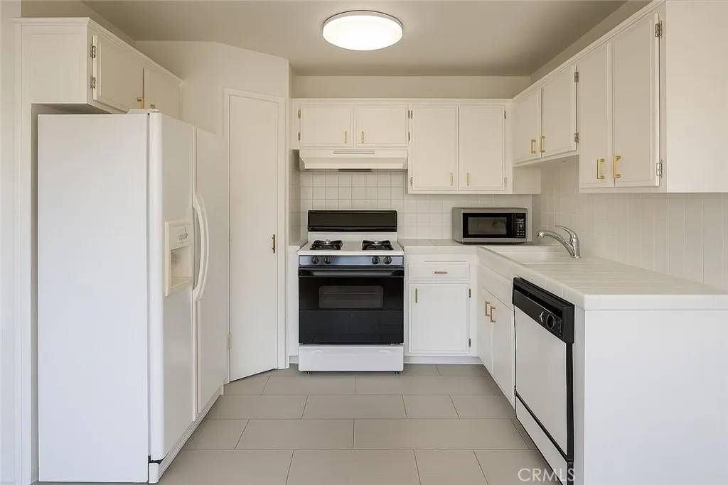 Tarzana, CA 91356,18619 Collins Street #F29