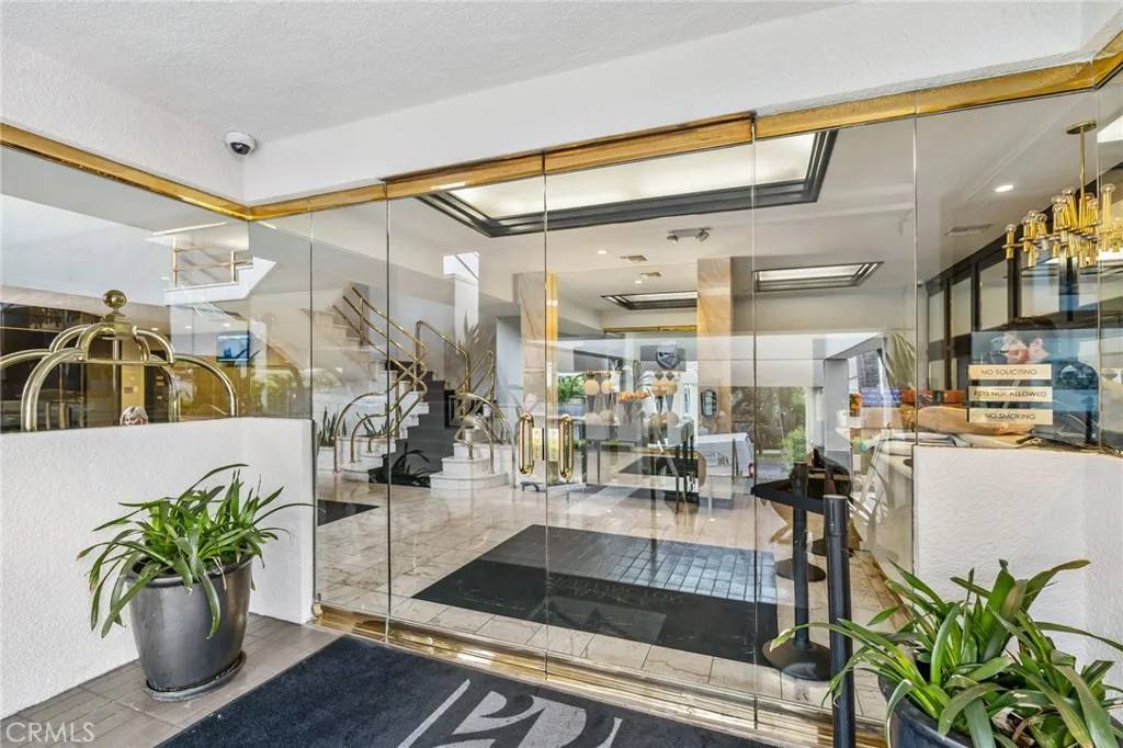 West Hollywood, CA 90069,1131 Alta Loma Road #207