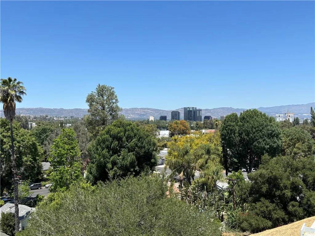 Woodland Hills, CA 91364,5143 ESCOBEDO