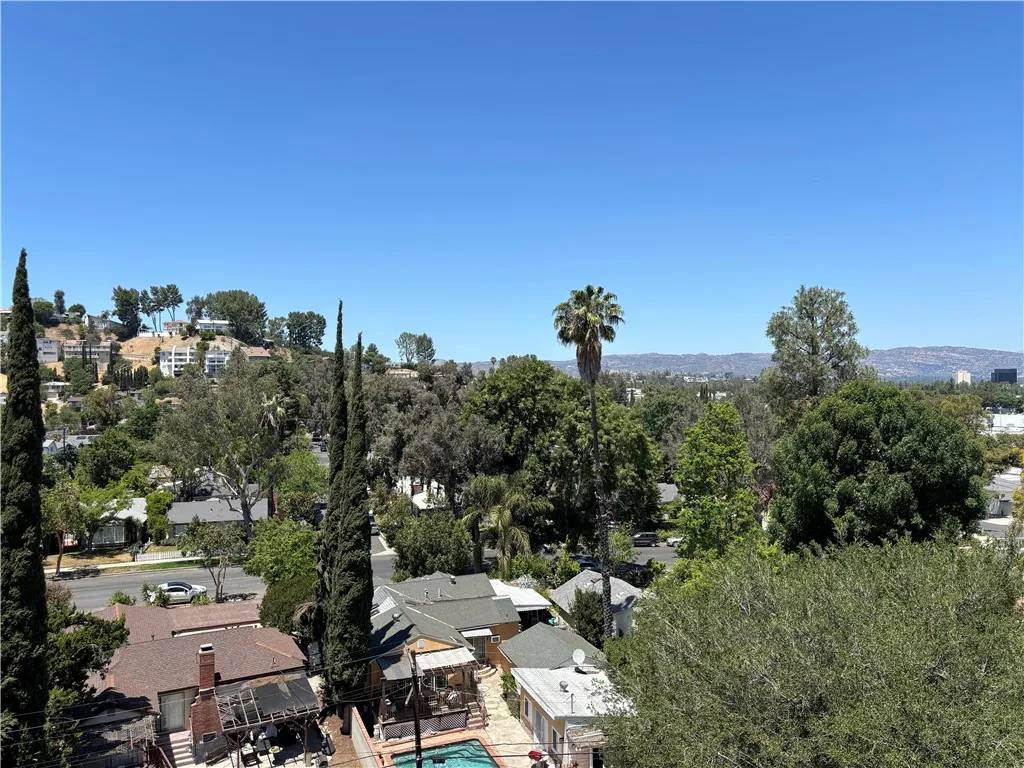 Woodland Hills, CA 91364,5143 ESCOBEDO