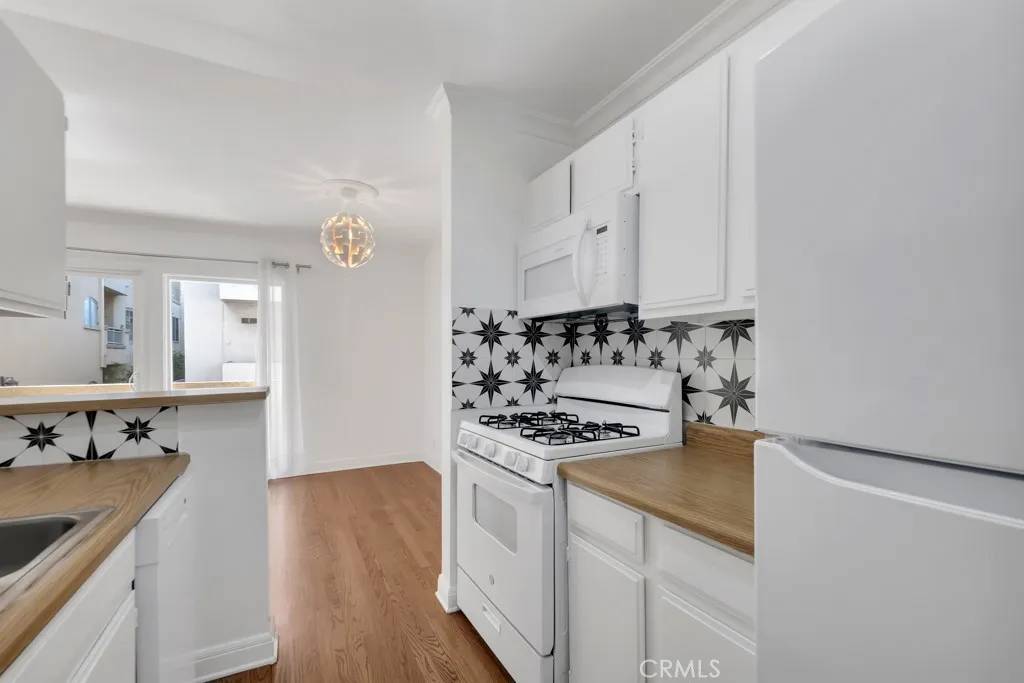 Los Angeles, CA 90049,1020 Granville Avenue #205