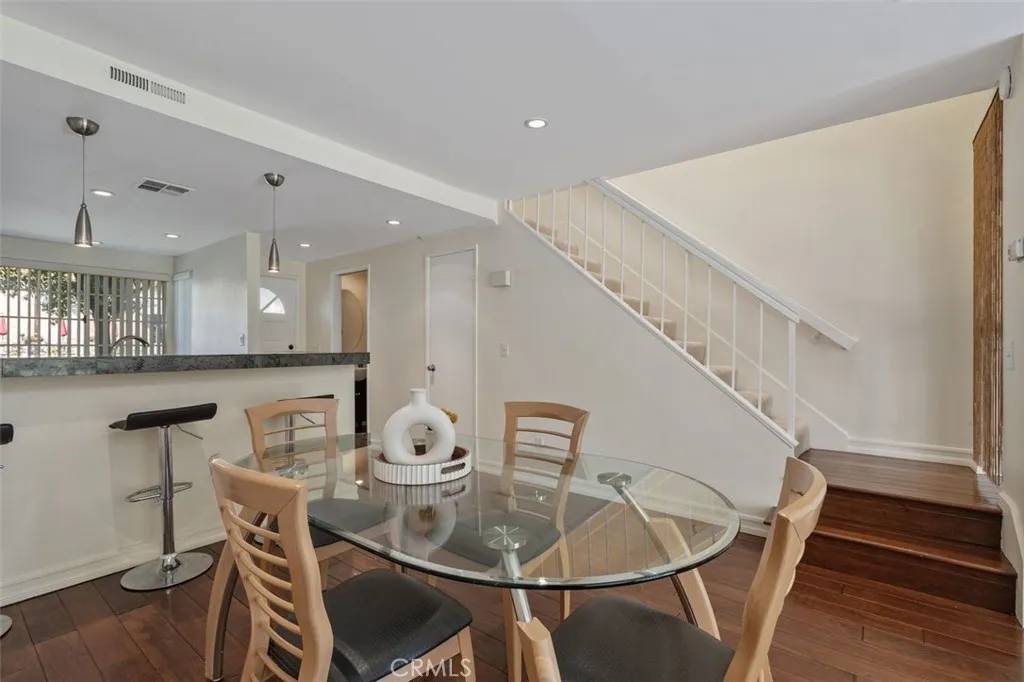 Calabasas, CA 91302,5622 Las Virgenes Road #12