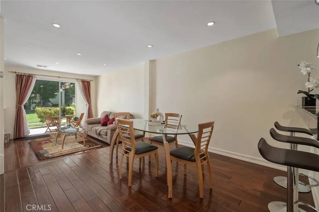 Calabasas, CA 91302,5622 Las Virgenes Road #12