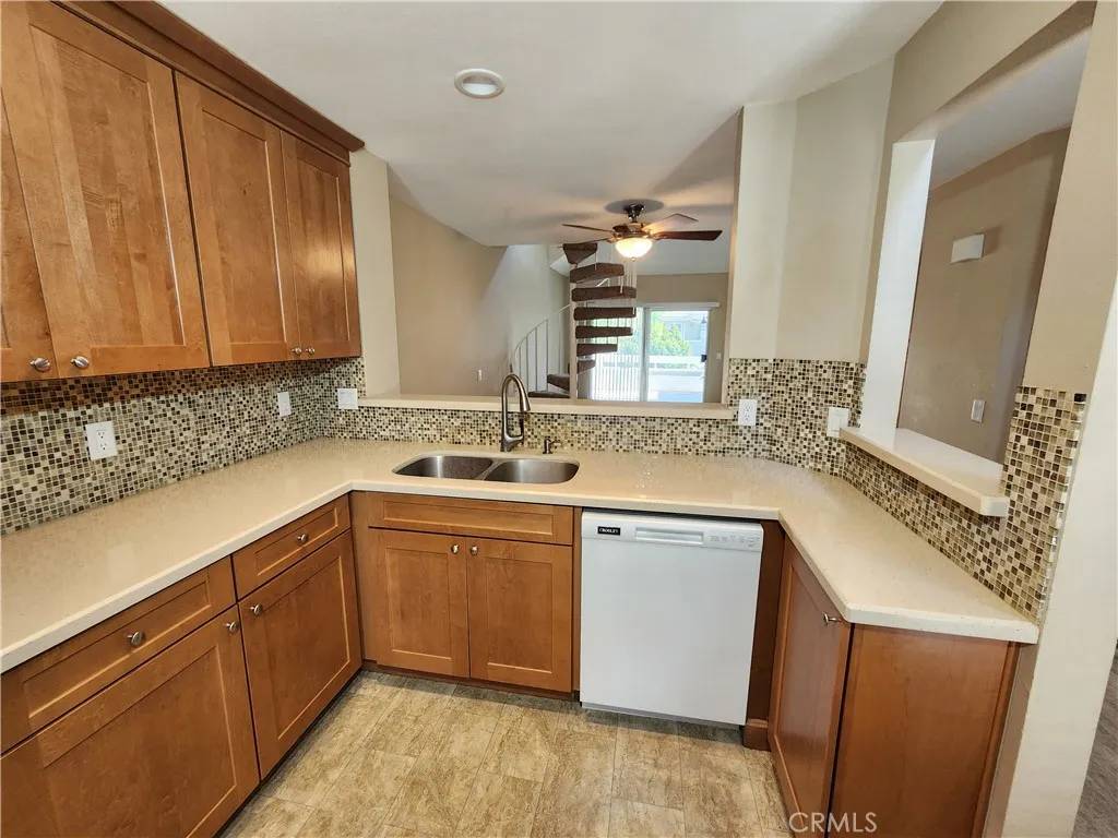 Valencia, CA 91355,26121 Mcbean #22
