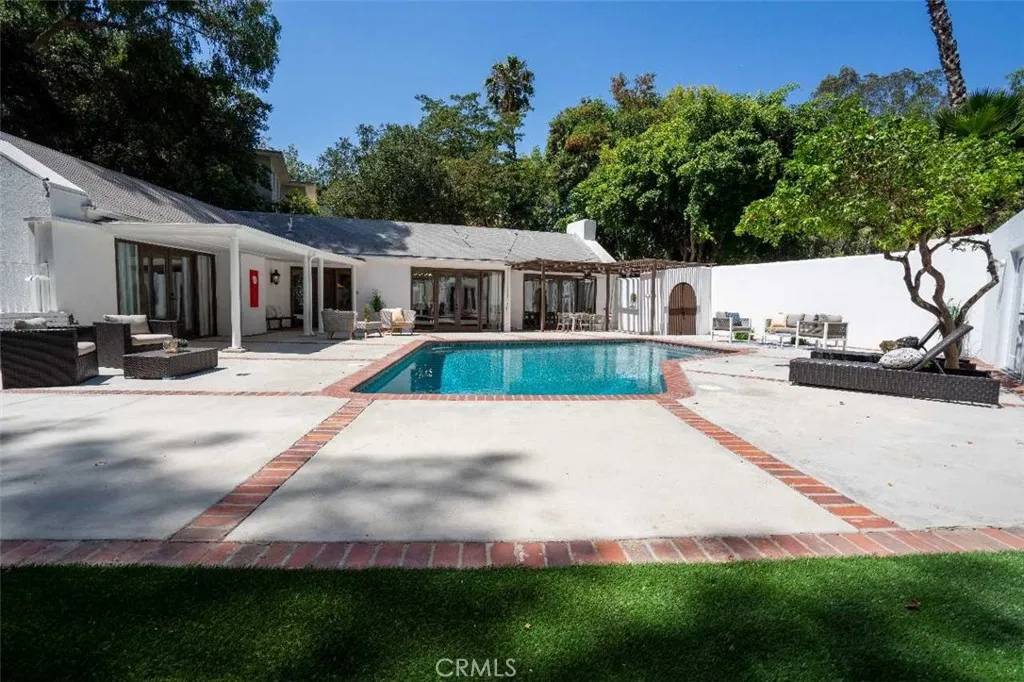 Studio City, CA 91604,3183 N Laurel Canyon Blvd