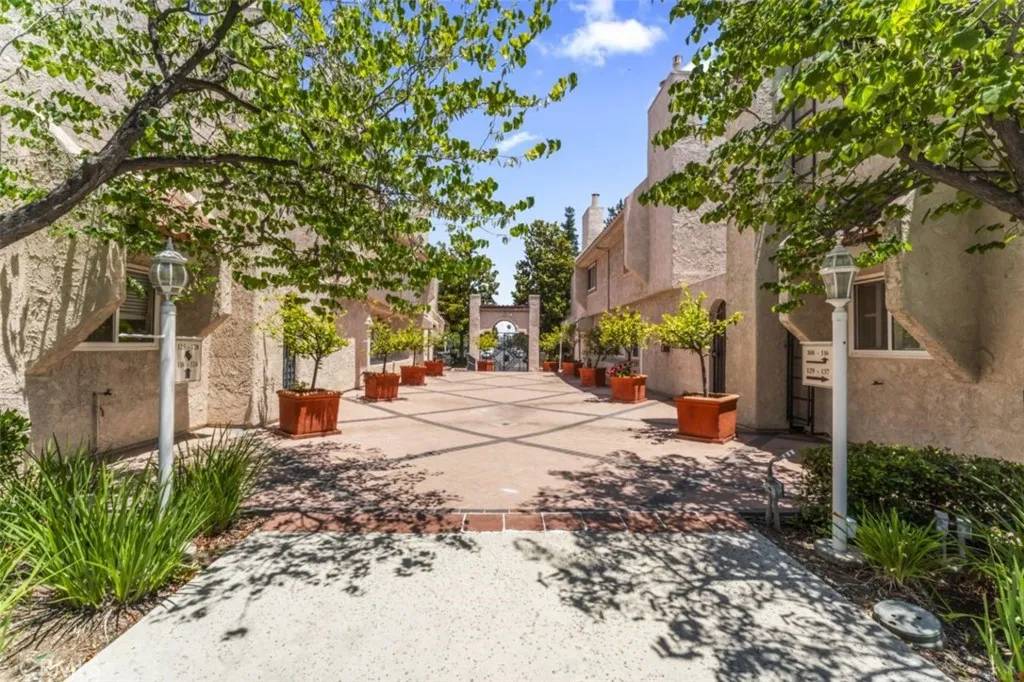 Encino, CA 91316,5401 Zelzah Avenue #114