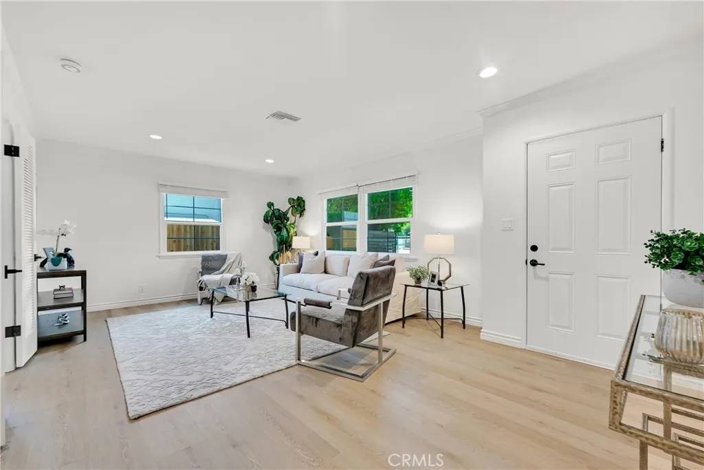 Woodland Hills, CA 91367,5550 Fallbrook Avenue