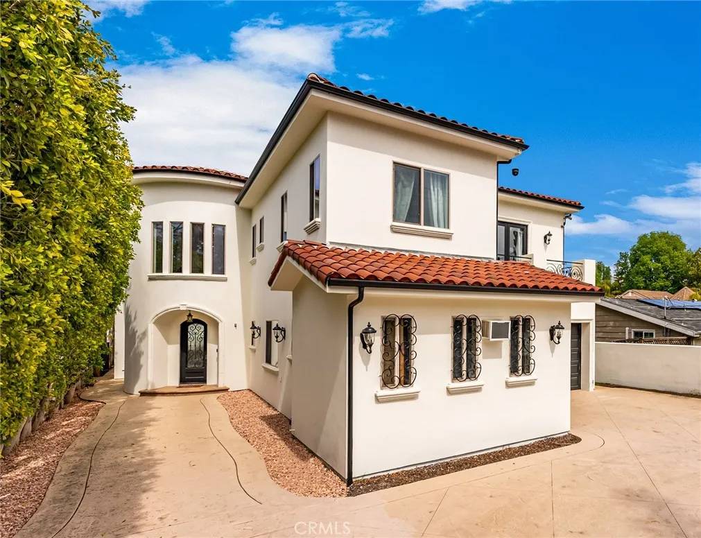 Woodland Hills, CA 91367,23123 Oxnard Street